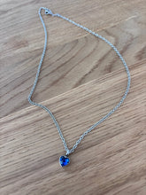 Ladda upp bild till gallerivisning, Collier Cinéraire Cœur Cristal Bleu - photo 2