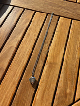 Lade das Bild in den Galerie-Viewer, collier-urne-patte