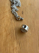 Load image into Gallery viewer, Collier Urne Pendentif blanc - photo 3