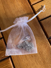 Load image into Gallery viewer, collier urne pendentif dans pochette