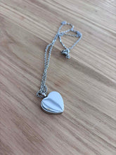 Load image into Gallery viewer, pendentif urne en forme de coeur
