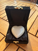 Lade das Bild in den Galerie-Viewer, urne ceramique coeur nacré