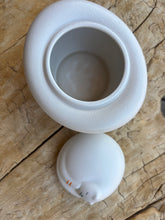 Lade das Bild in den Galerie-Viewer, urne chat ceramique blanche ouverte