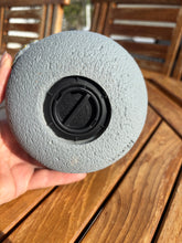 Lade das Bild in den Galerie-Viewer, urne chat grise resine vue du dessous