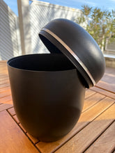 Lade das Bild in den Galerie-Viewer, urne en composite noire