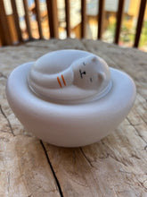 Lade das Bild in den Galerie-Viewer, urne funeraire pour chat ceramique blanche