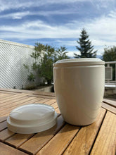 Lade das Bild in den Galerie-Viewer, urne funeraire metal blanche avec couvercle