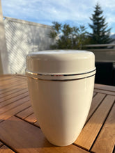 Ladda upp bild till gallerivisning, Urne Métal Œillet blanche - photo 3