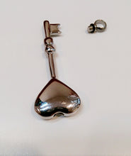 Lade das Bild in den Galerie-Viewer, Asche Anhänger: herzförmiger Schlüssel