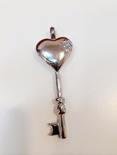 Lade das Bild in den Galerie-Viewer, Asche Anhänger: herzförmiger Schlüssel