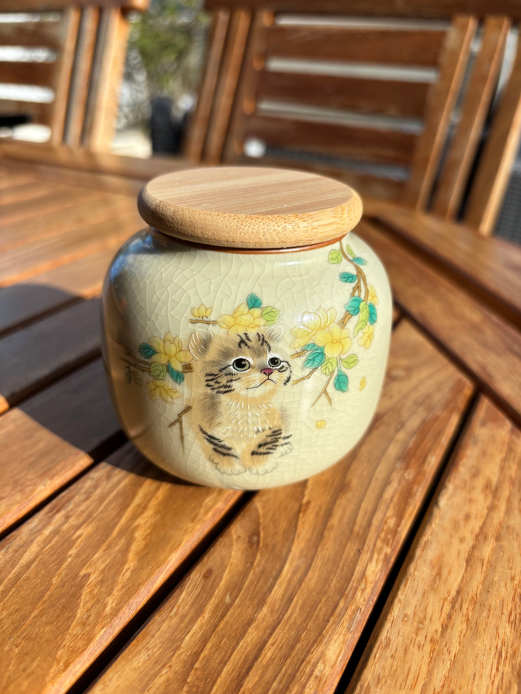 Keramikurne mit Katzenmotiv
