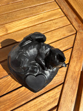 Lade das Bild in den Galerie-Viewer, Engel-Katzenurne aus Kunstharz
