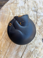 Lade das Bild in den Galerie-Viewer, Katzenurne aus Keramik
