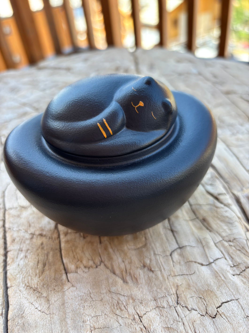Schwarze Katzenurne aus Keramik