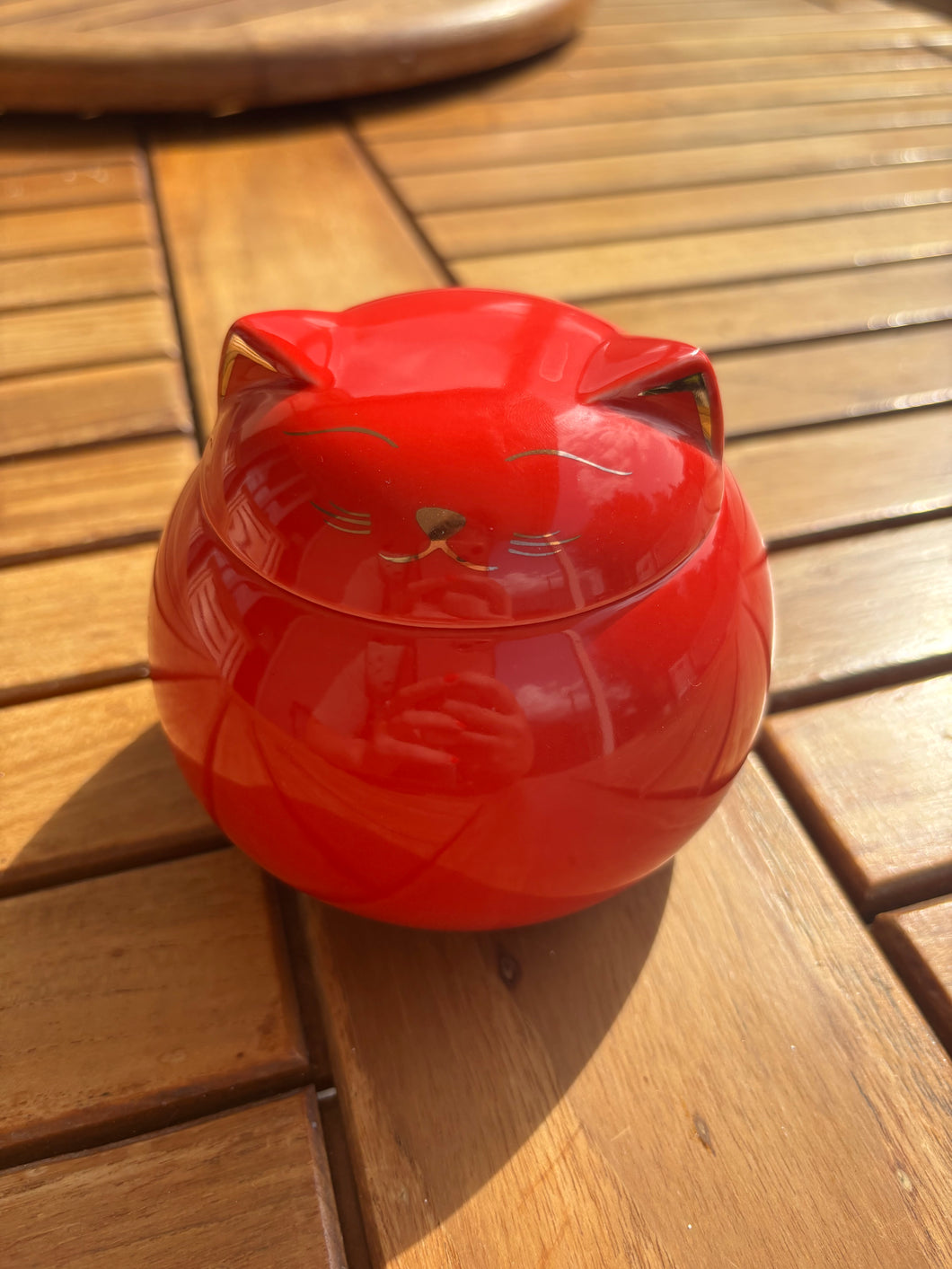 Rote Katzen-Urne