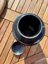 Lade das Bild in den Galerie-Viewer, Urne Blacka

