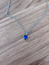 Ladda upp bild till gallerivisning, Collier Cinéraire Cœur Cristal Bleu - photo 1
