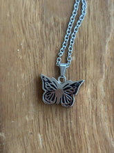 Lade das Bild in den Galerie-Viewer, collier urne papillon
