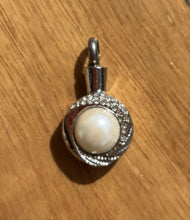 Load image into Gallery viewer, Pendentif funéraire : Prestige - photo 1
