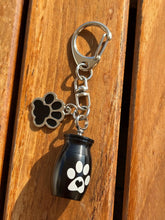 Load image into Gallery viewer, Porte-clés urne Patte de chien - photo 1
