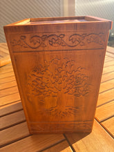 Load image into Gallery viewer, urne funeraire en bois arbre de vie
