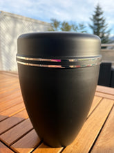 Lade das Bild in den Galerie-Viewer, urne noir pour cendres
