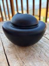 Lade das Bild in den Galerie-Viewer, urne ceramique chat noire de dos
