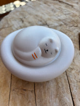 Lade das Bild in den Galerie-Viewer, urne chat ceramique blanche
