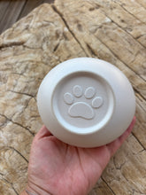 Lade das Bild in den Galerie-Viewer, urne chat ceramique blanche vue du dessous patte de chat
