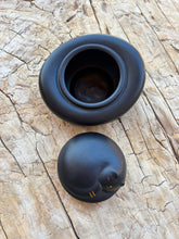 Lade das Bild in den Galerie-Viewer, jolie urne chat ceramique noire ouverte
