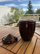 Lade das Bild in den Galerie-Viewer, urne cineraire bordeaux mandalay avec couvercle
