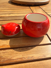 Lade das Bild in den Galerie-Viewer, urne cineraire rouge pour chat ouverte
