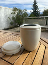 Lade das Bild in den Galerie-Viewer, urne cineraire metal blanche avec vue montagne
