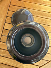 Lade das Bild in den Galerie-Viewer, urne cineraire samia marron vue du dessus
