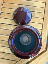 Lade das Bild in den Galerie-Viewer, urne cineraire samia bordeau ouverte vue du dessus
