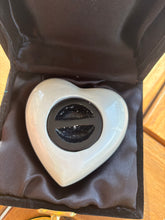 Lade das Bild in den Galerie-Viewer, urne coeur de dos dans boite 
