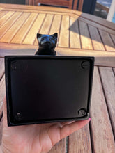 Load image into Gallery viewer, Urne pour chat Féline Majesté avec socle noir
