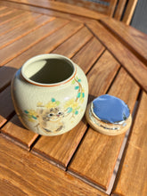 Lade das Bild in den Galerie-Viewer, urne ceramique fleurs chat vue du dessus
