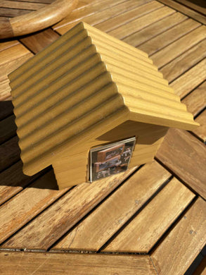 Urne funéraire maison en bois au design sobre et naturel
