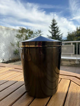 Lade das Bild in den Galerie-Viewer, urne funeraire ferrer marron avec vue montagne
