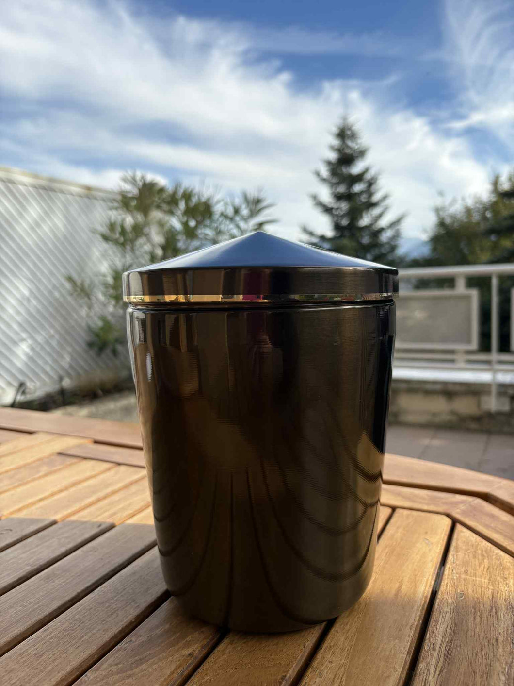 urne funeraire ferrer marron avec vue montagne