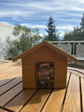 Lade das Bild in den Galerie-Viewer, urne funeraire maison en bois avec vue montagne
