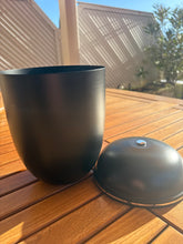 Load image into Gallery viewer, urne funeraire noire en métal
