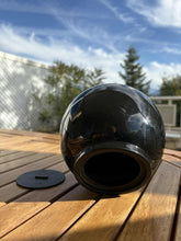 Lade das Bild in den Galerie-Viewer, urne funeraire sphere chien ouverte
