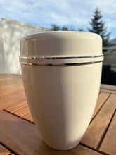 Ladda upp bild till gallerivisning, Urne Métal Œillet blanche - photo 2
