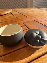 Lade das Bild in den Galerie-Viewer, urne pour petit chien noire
