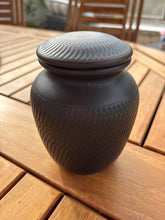 Lade das Bild in den Galerie-Viewer, urne terra 
