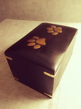 Lade das Bild in den Galerie-Viewer, Blacky Cremation Urn (Standard)
